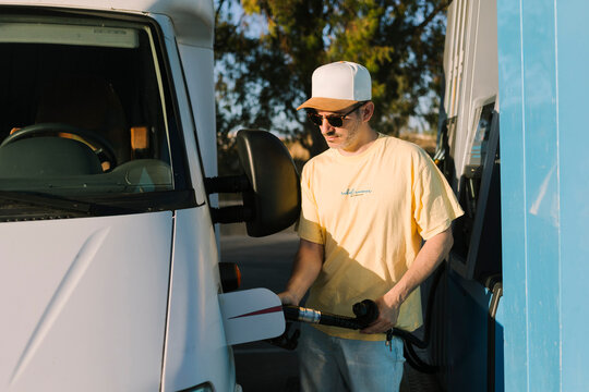 Refueling at a petrol station