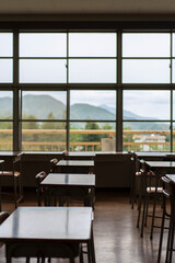 窓から山が見える学校の教室