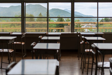 窓から山が見える学校の教室