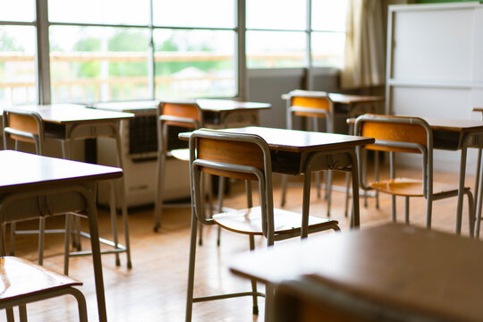 誰もいない学校の教室