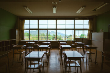 Fototapeta premium 窓から山が見える田舎の学校の教室