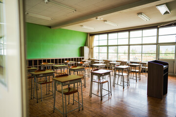 机と椅子が並んでいる学校の教室の風景