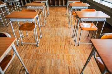 学校の教室のフローリング床