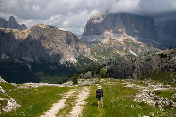 Obraz premium Man traveler traveling alone in breathtaking landscape of Dolomites Mounatains.
