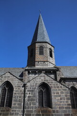 Eglise Saint-André de Besse en pierre de lave dans le Puy-de-Dôme