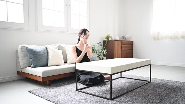 冬の手荒れや乾燥に使えそうなクリームを塗る手のイメージの動画