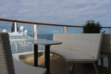 Sonnenliegen auf Luxus Kreuzfahrtschiff - Sun loungers and deck chairs on luxury oceanliner,...