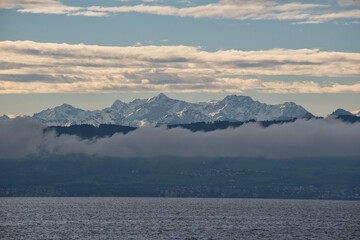 Bodensee, Föhn am Morgen mit Alpen