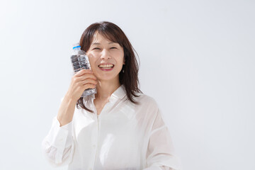 ミネラルウォーターを持つ女性