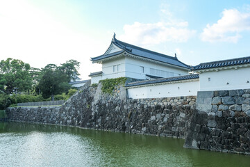 お堀から眺める小田原城の銅門