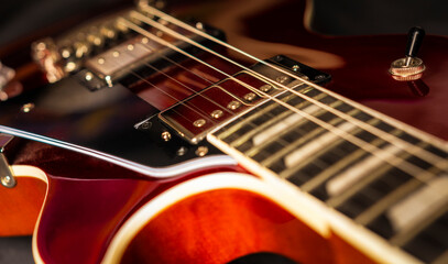 Détail d'une guitare électrique rock rouge © Pascal STINFLIN