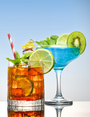 Duo de cocktails avec décoration et paille photographié en studio
