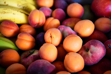 fruits frais mures abricot pêche banane en vrac