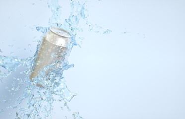 Soda can with water splash on blue background. 3d-rendering