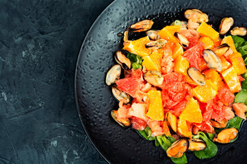 Salad with orange and mussels.