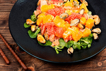 Salad with orange and mussels.