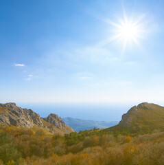 Naklejka premium mountain valley at the bright sunny autumn day