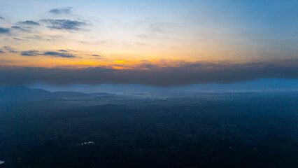 Fototapeta premium Stunning Sri Lanka hilltop sunset. Experience a breathtaking Sri Lankan sunset, with vibrant colors lighting up the hills and a serene atmosphere all around.