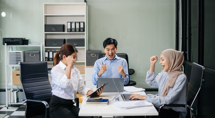 Those who work hard, win in the conference room new startup project..