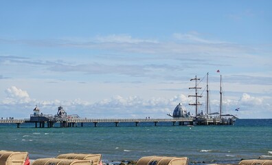 Grömitz - Seebrücke mit Segelschiff