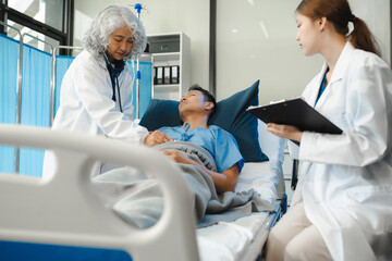 Obraz premium Doctor talking with man patient for monitoring and check up after surgery. doctor touching patient hand and consoling.