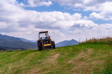 Obraz premium viejo tractor en prado 