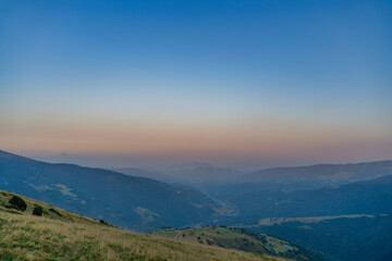 Fototapeta premium nuve aislada con luz de puesta de sol y paisaje de montaña
