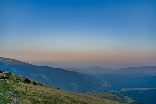 nuve aislada con luz de puesta de sol y paisaje de monta&ntilde;a