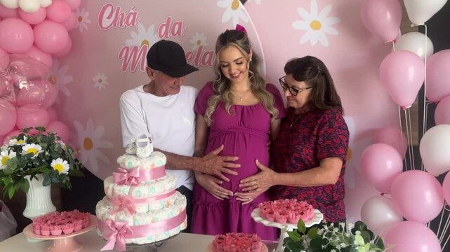 av&ocirc; e av&oacute; com filha a espera da neta amada 