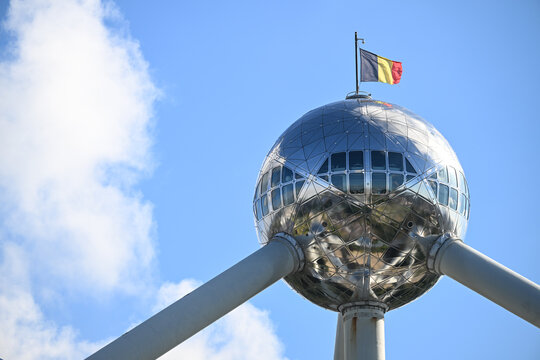 Belgique Bruxelles Brussels Atomium drapeau belge
