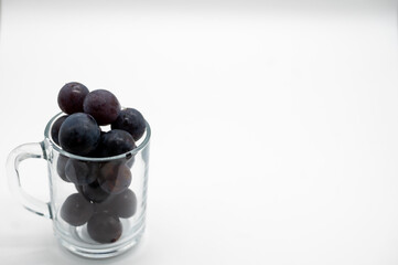 グラスにあふれているぶどう