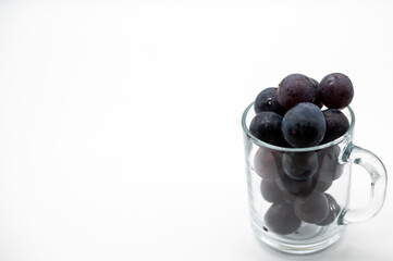 グラスにあふれているぶどう