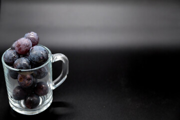 グラスにあふれているぶどう