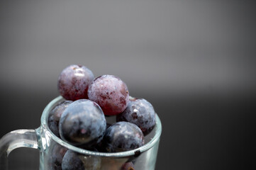 グラスにあふれているぶどう