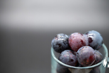 グラスにあふれているぶどう