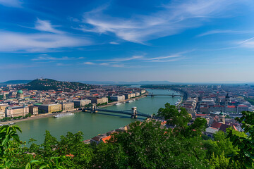 Obraz premium A bird's-eye view of Budapest landscape photo.