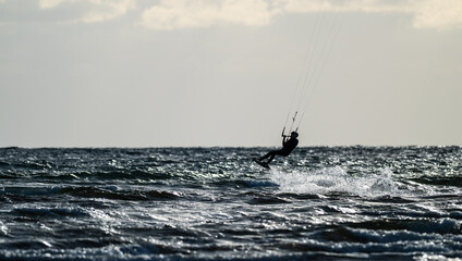 Obraz premium Kite surfing in a windy evening.