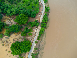 Landslides caused by heavy rains have caused the asphalt roads to crack. Natural disasters from flooding have damaged and cut off the road surface along the river.