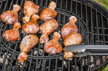 Obracać na grillu pałki z kurczaka, apetyczne mięso 