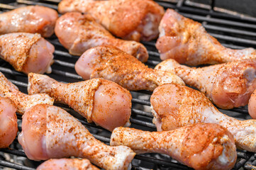 Grillowane pałki z kurczaka na grillu z bliska