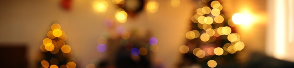 Obraz premium Blurred christmas tree background. Xmas celebration banner with empty space. White holiday backdrop with golden bokeh lights. Happy New Year scene