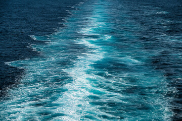 Kielwasser hinter einem Fährschiff