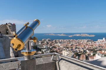 Lunette vue sur la rade de Marseille et les îles du Frioul depuis la Basilic Notre Dame de la Garde