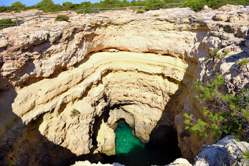 Fototapeta premium characteristic and suggestive rocky stretch between praia das fontainhas and praia de albandeira lagoa portugal