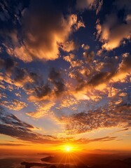 Obraz premium Golden hour sky with clouds