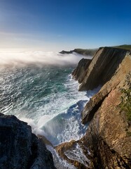 Obraz premium Ocean waves crashing on cliffs