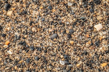 Naklejka premium Sand Textur Nahaufnahme Bunte Steine Muscheln Strand Naturmaterialien Detailreiche Struktur Küstenoptik Natürliche Farben Hintergrund Dekor Texturiertes Muster Maritimes Design Detaillierte Fotografie