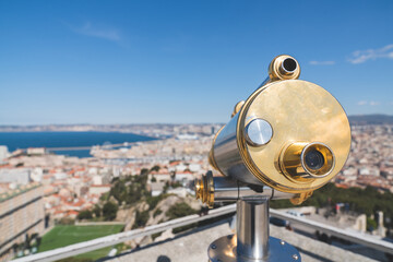 Longue vue sur la rade de Marseille et les îles du Frioul depuis la Basilic Notre Dame de la Garde