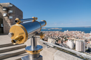 Longue vue sur la rade de Marseille et les îles du Frioul depuis la Basilic Notre Dame de la Garde