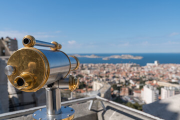 Longue vue sur la rade de Marseille et les îles du Frioul depuis la Basilic Notre Dame de la Garde